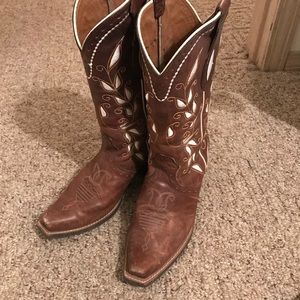 Gorgeous Ariat Boots with White Detail